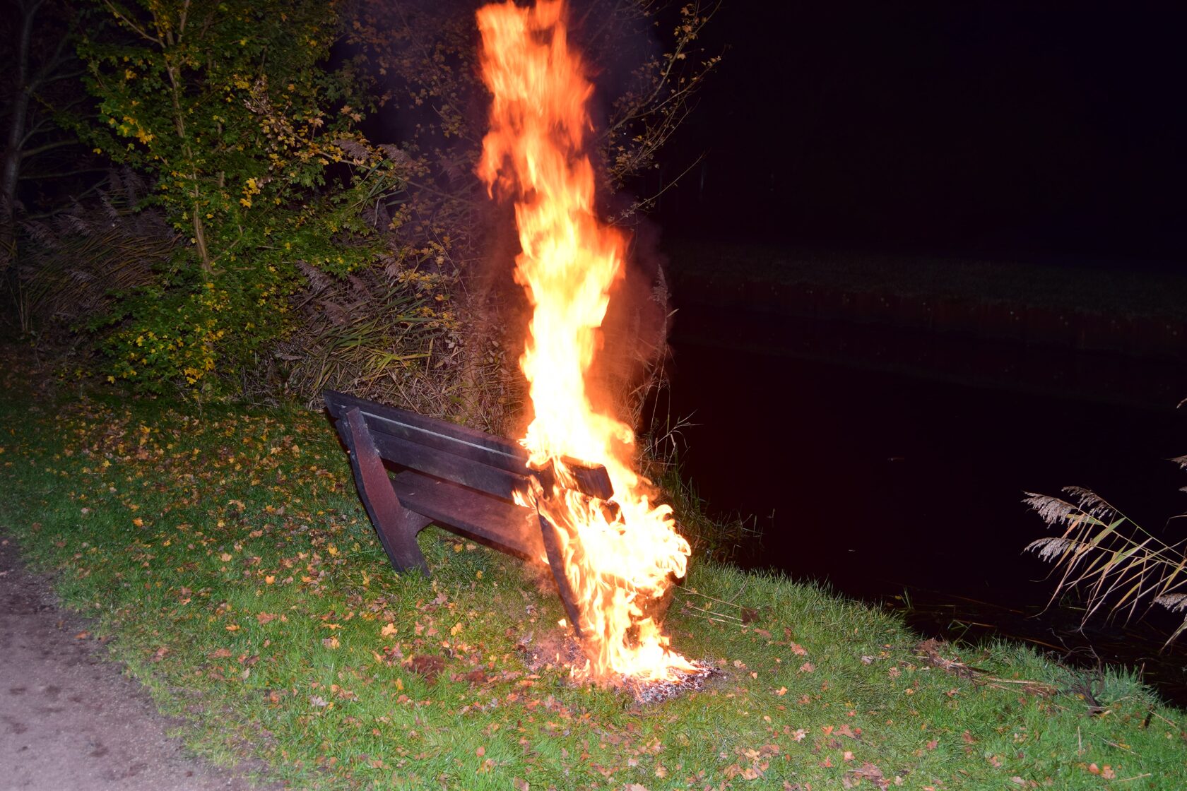 Brandend bankje aan de Omloop