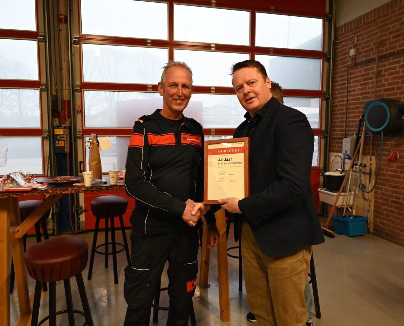 Albert Tjerk Hoof samen met burgemeester Johannes Kramer