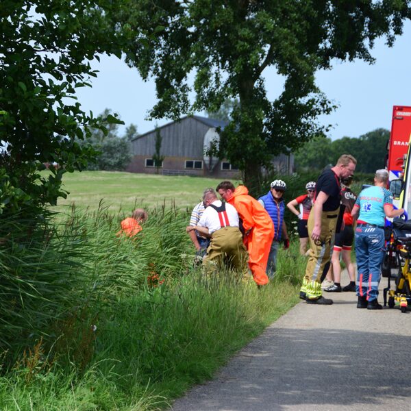 Scootmobiel in de sloot