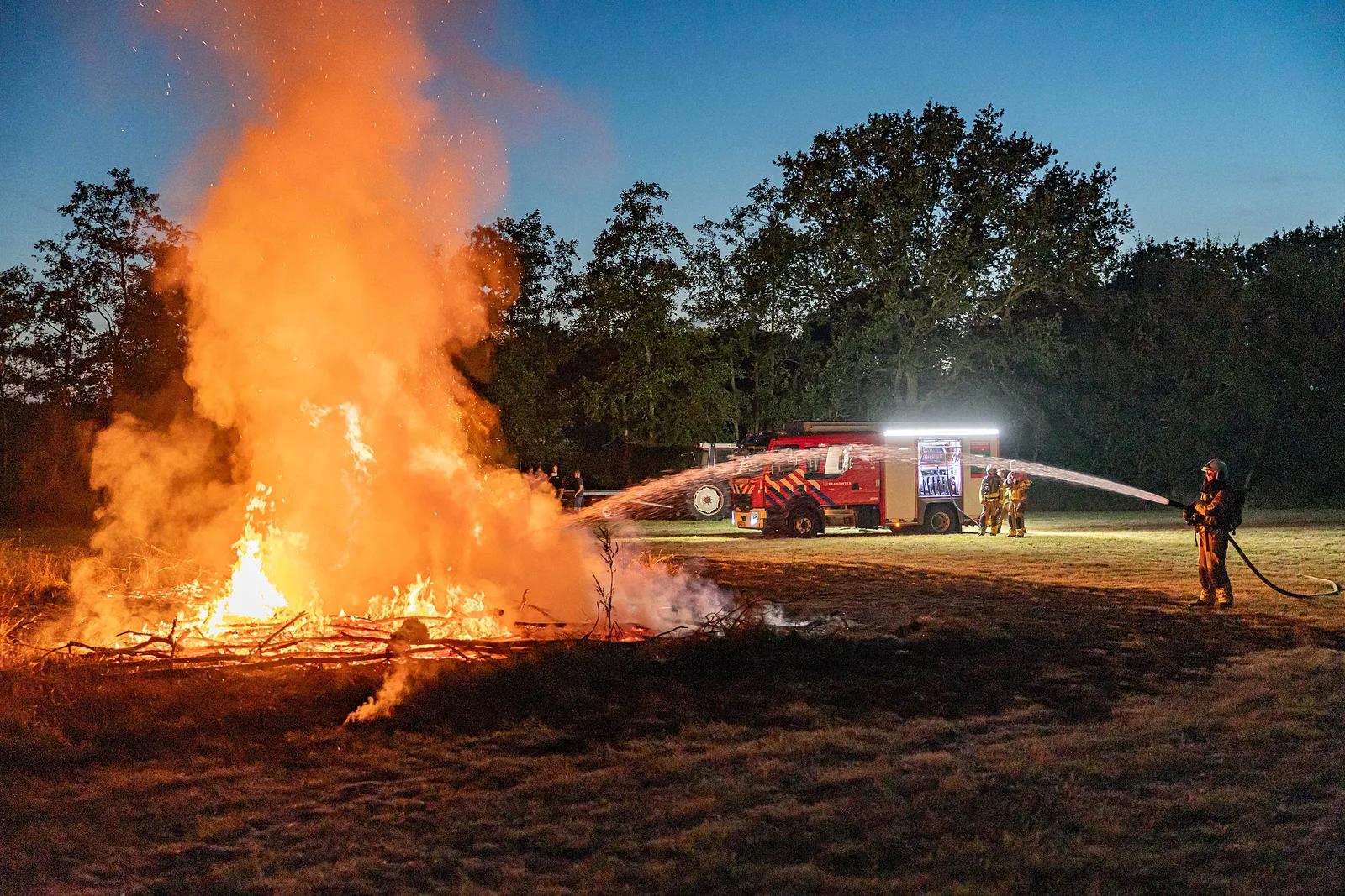 Brand berm/bosschage aan de W.H. van Heemstraweg in Kollum