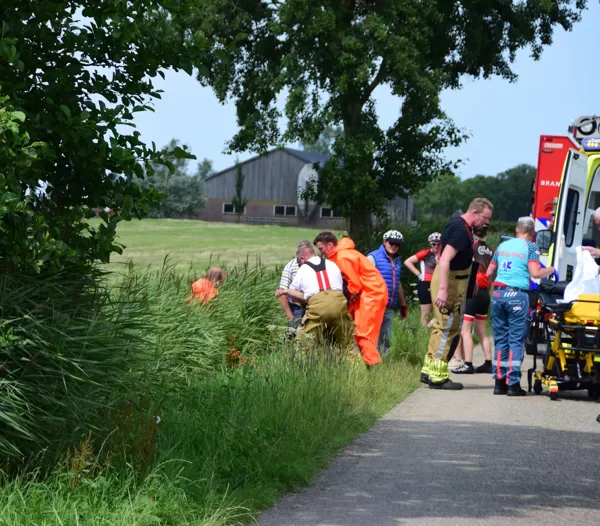 Scootmobiel in de sloot