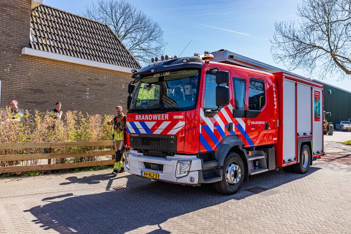 Brandweer inzet bij woningbrand aan de Methardusstraat in Munnekezijl